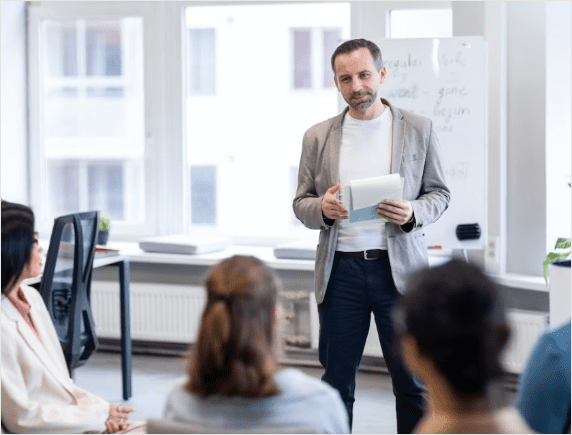 Medewerkers bespreken de werkwijze van Somental Care tijdens een vergadering